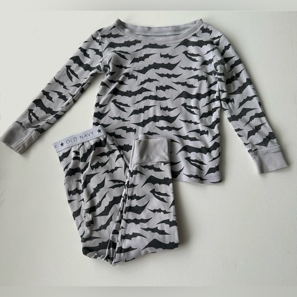 Old Navy unisex print pijama set bat Halloween pattern for toddler. Size 2T. - Picture 1 of 8